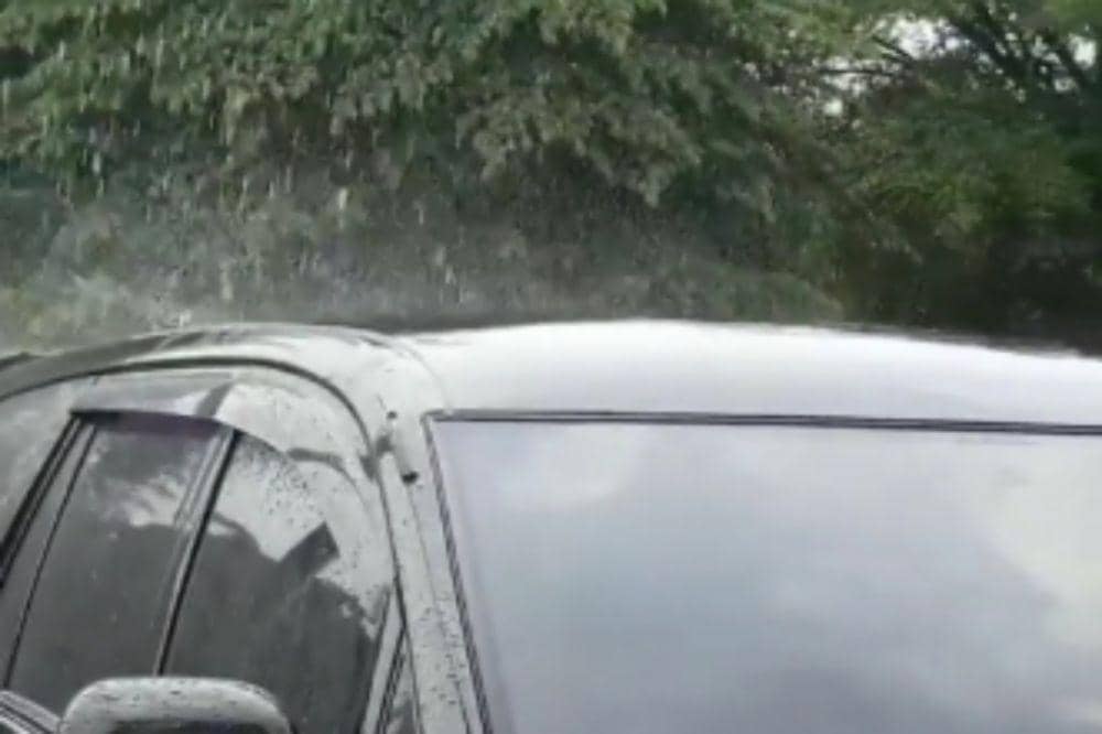 Viral hujan lokal hanya di satu mobil (instagram.com/infodepok_id)
