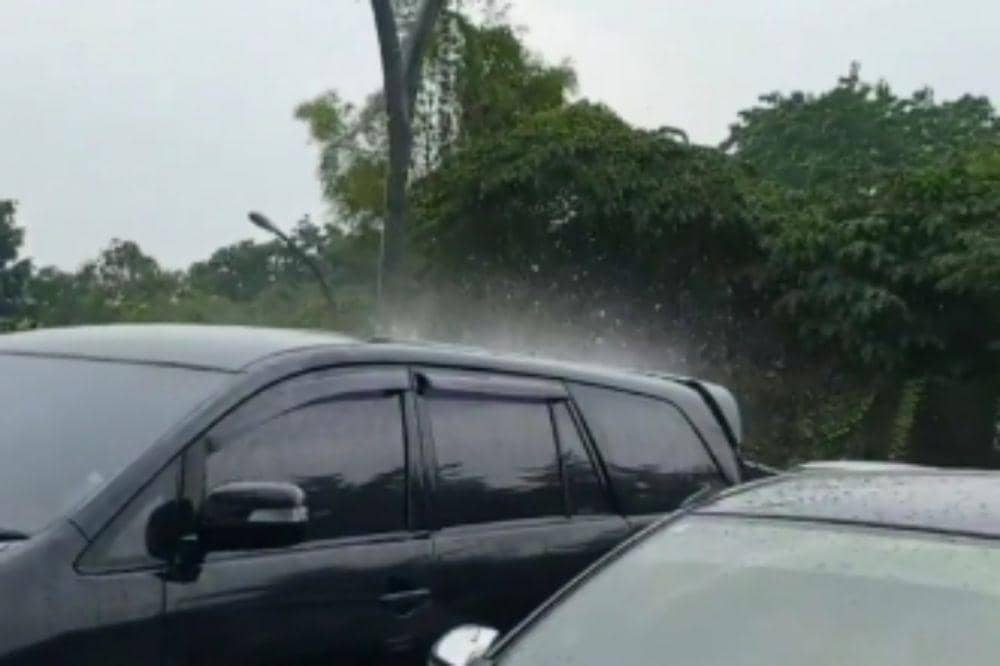 Viral hujan lokal hanya di satu mobil (instagram.com/infodepok_id)