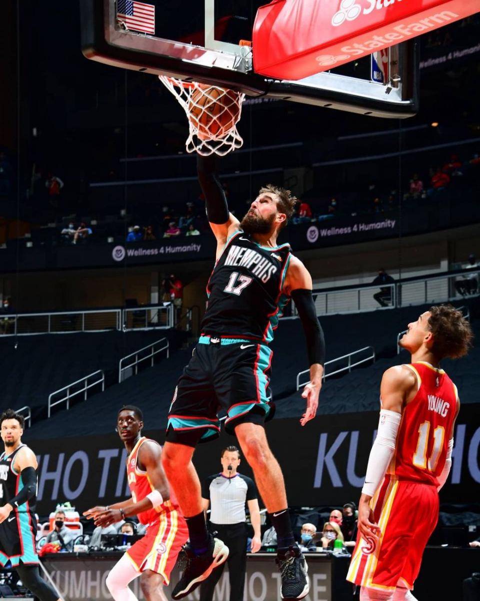 Jonas Valanciunas sedang melakukan dunk. (instagram.com/jvalanciunas)