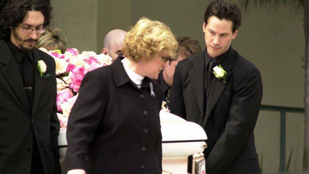 Aktor Keanu Reeves membawa menghadiri pemakaman Jennifer Syme yang tewas dalam kecelakaan pada 7 April 2001. (dailytelegraph.com)