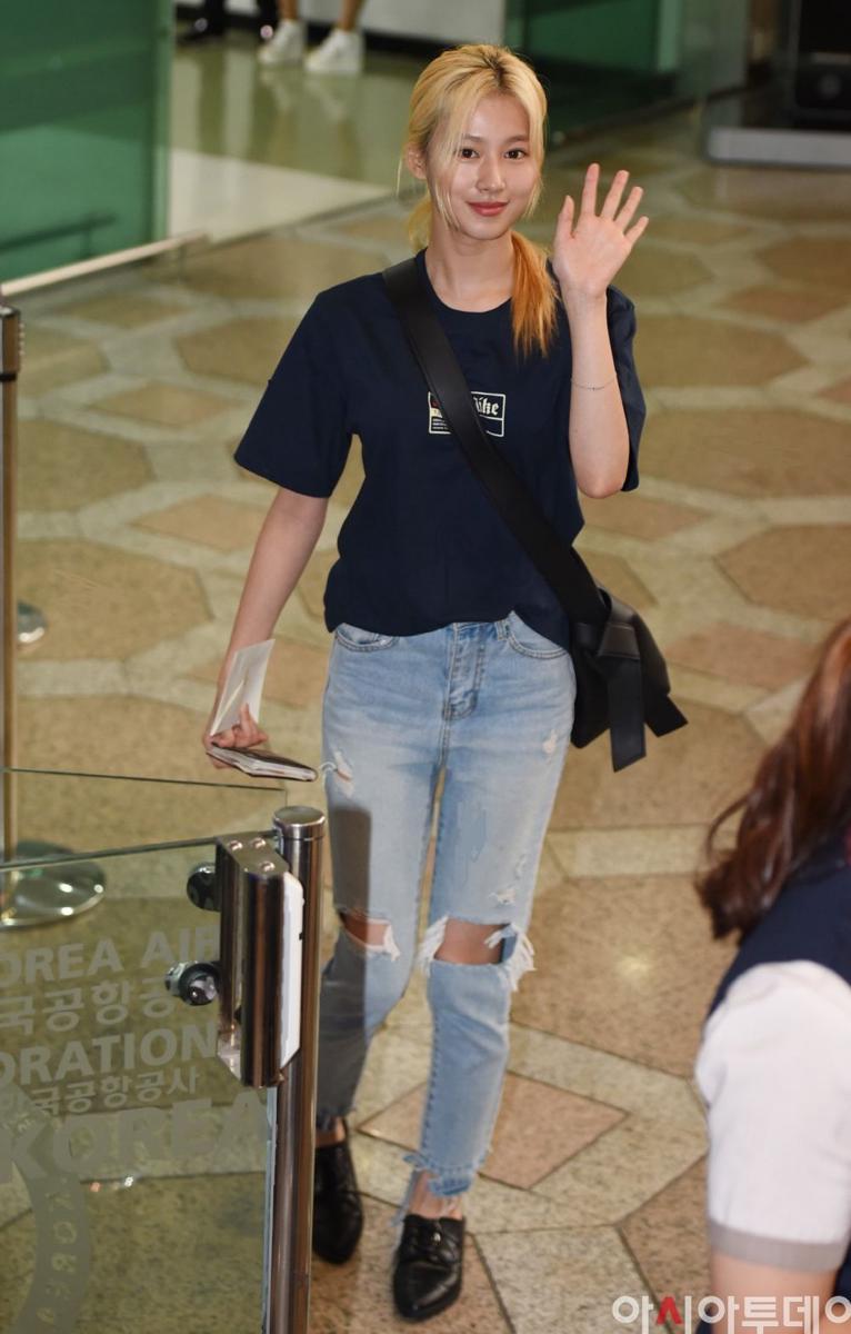 Celana jeans Sana Twice (asiatoday.co.kr)