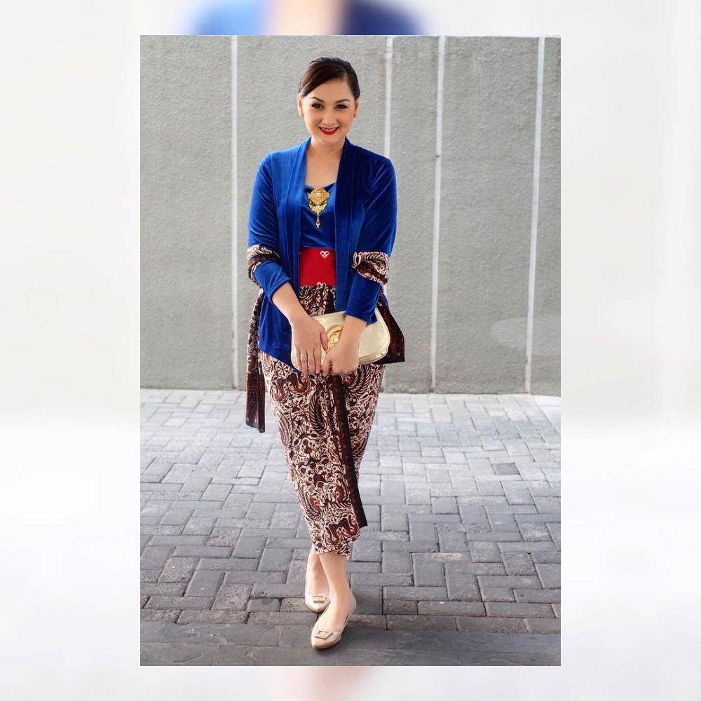 Kebaya Mona Ratuliu (instagram.com/monaratuliu)