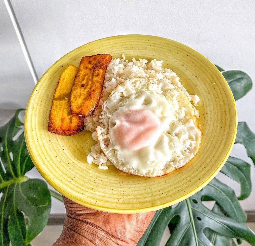 arroz con huevo (instagram.com/crocatones)