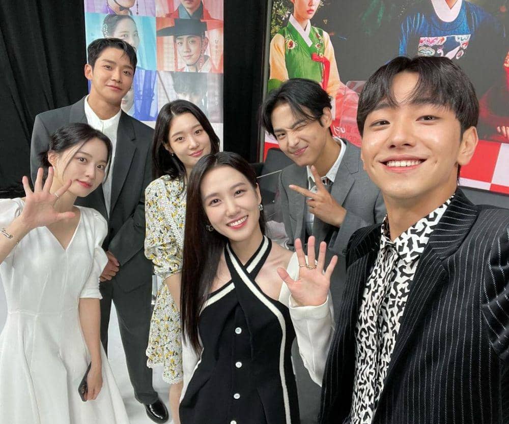 Bertabur Visual, 9 Momen Akrab di Balik Layar The King's Affection