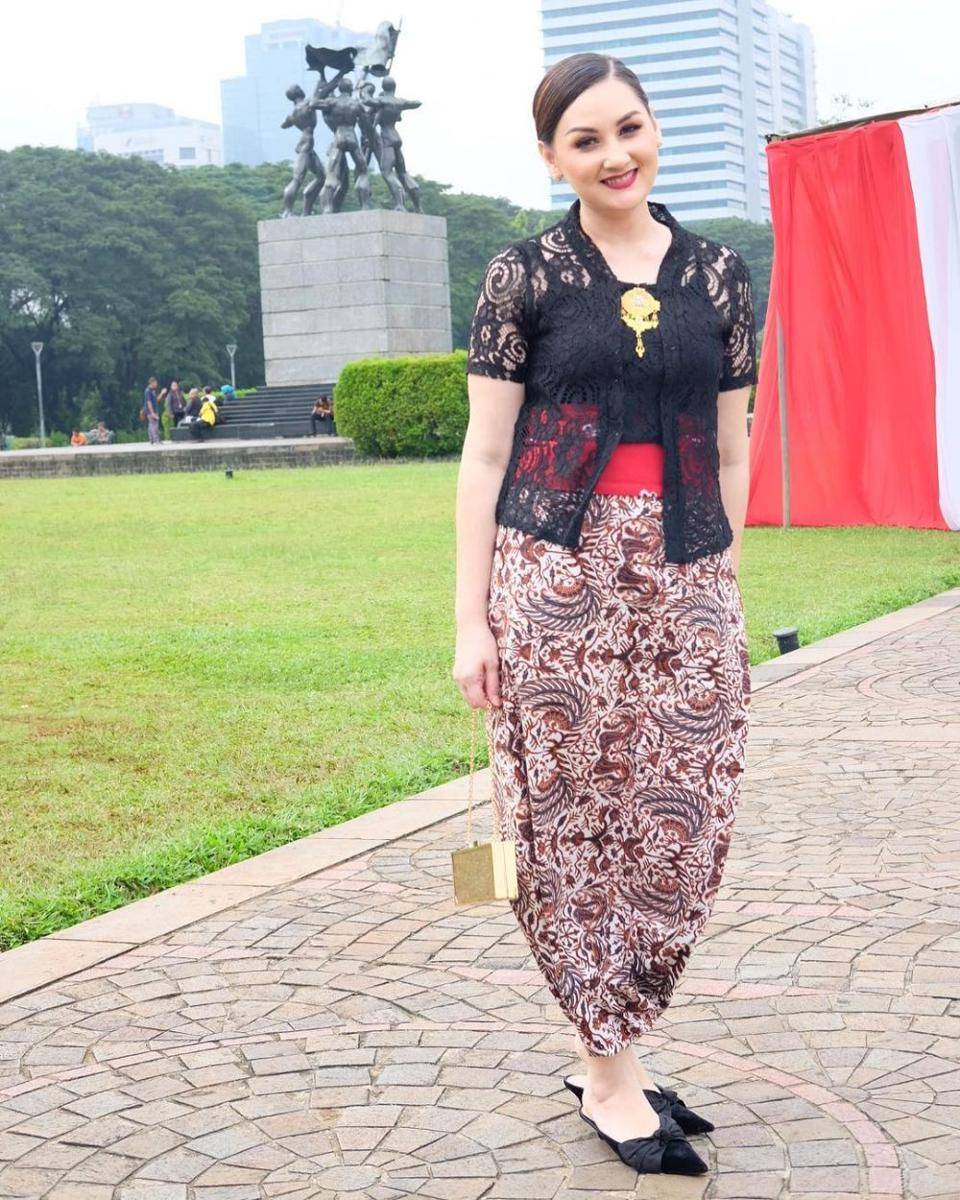 Kebaya Mona Ratuliu (instagram.com/monaratuliu)