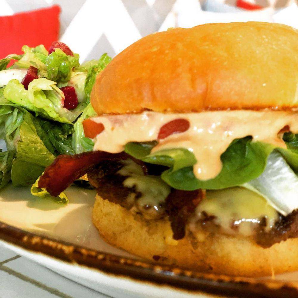 baconerie burger (instagram.com/baconerie_cafe)
