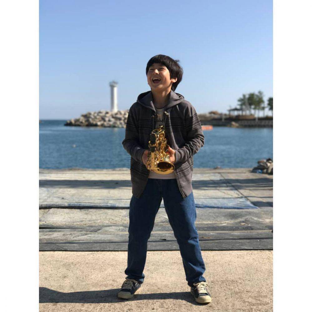 Choi Ro Woon belajar memainkan alat musik saksofon untuk film Happy Together. (instagram.com/rnu_lucky._.0216)