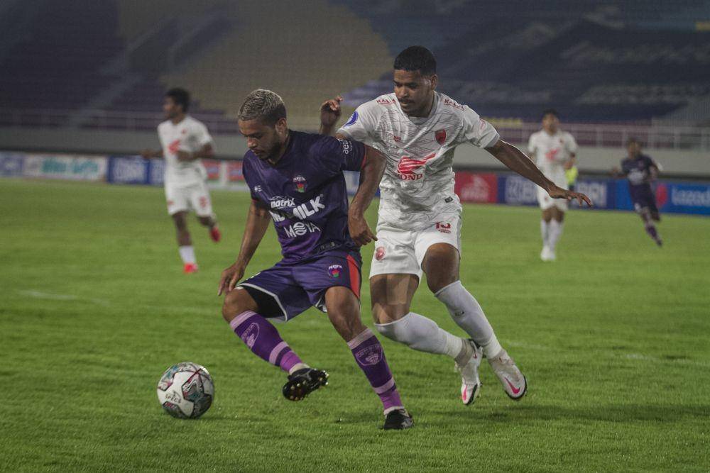 Pesepak bola Persita Tangerang Harrison Cardoso De Oliveira (kiri) berusaha melewati hadangan pesepak bola PSM Makassar Hasim Kipuw (kanan) pada pertandingan Liga I di Stadion Manahan, Solo, Jawa Tengah, Senin (1/11/2021). (ANTARA FOTO/Mohammad Ayudha)