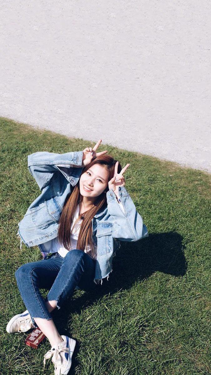 Celana jeans Tsana Twice (twitter.com/twicewallpapers)