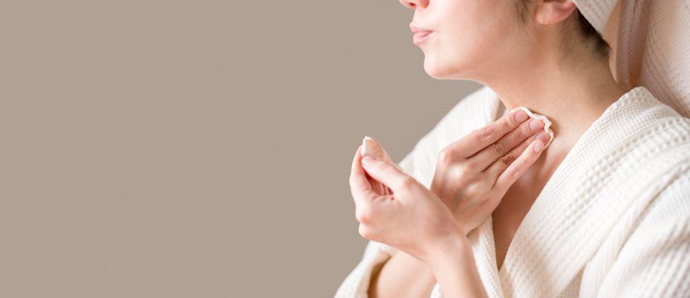 ilustrasi penggunaan micellar water (freepik.com/freepik)