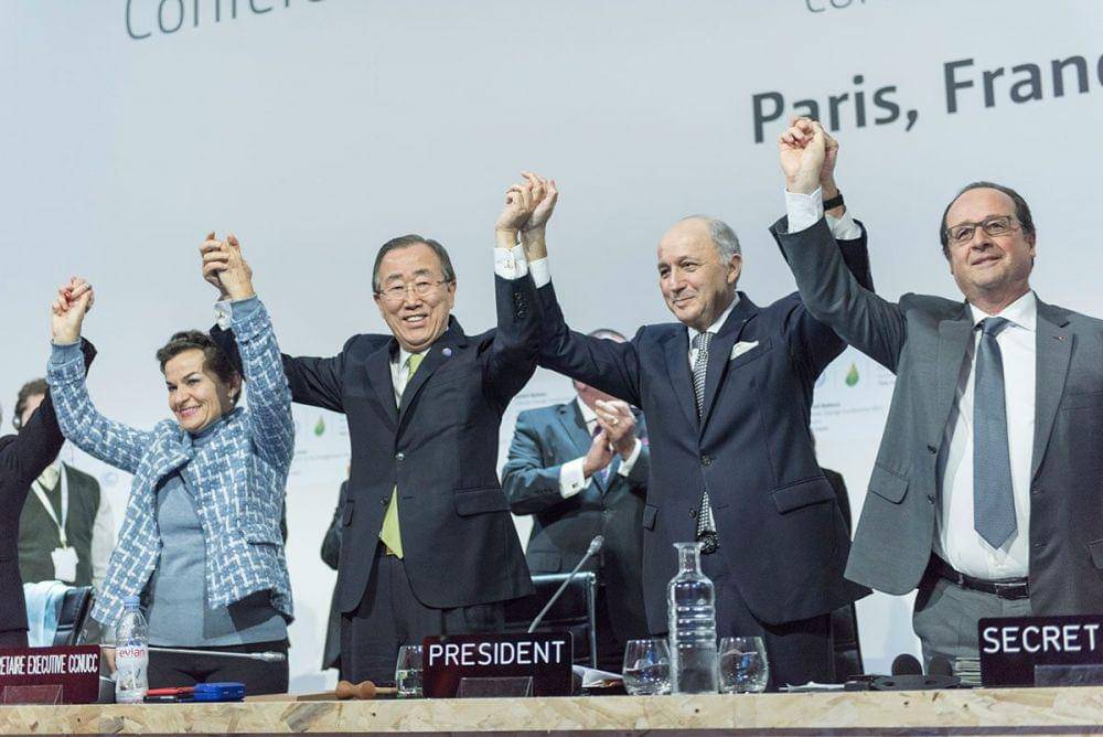 (dari kiri) Executive Secretary United Nations Framework Convention on Climate Change (UNFCCC) 2010-2016, Christiana Figueres, Sekretaris Jenderal PBB 2007-2016, Ban ki-Moon, Menteri Luar Negeri & Pembangunan Internasional Perancis & Presiden COP21, Laurent Fabius, & Presiden Perancis 2012-2017, Francois Hollande, menyepakati isi Perjanjian Paris tentang perubahan iklim, Sabtu (12/12/2015) (UN Photo/Mark Garten)