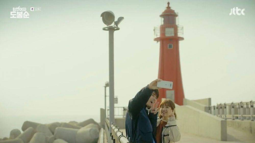 Park Hyung Sik dan Park Bo Young di Daepohang Port Light House Sokcho (dok. JTBC/Strong Woman Do Bong Soon)