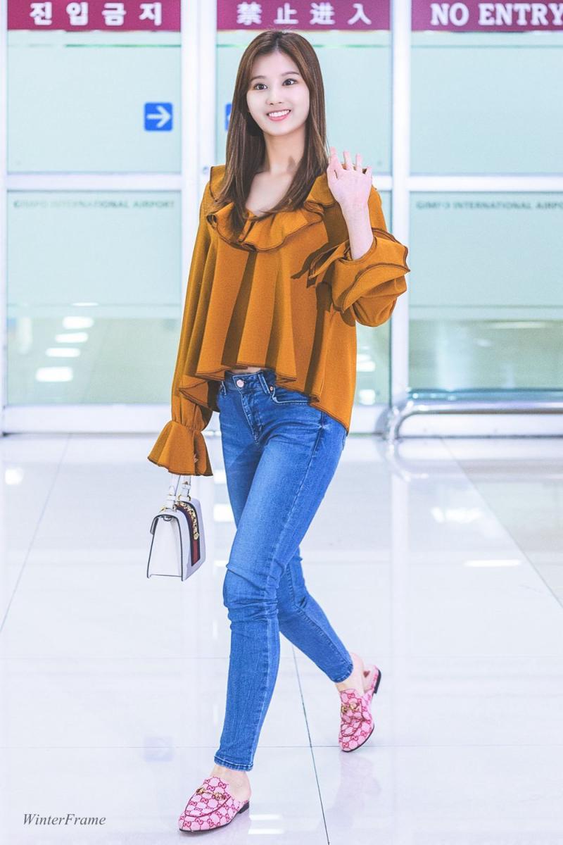 Celana jeans Sana Twice (twitter.com/WinterFrame)
