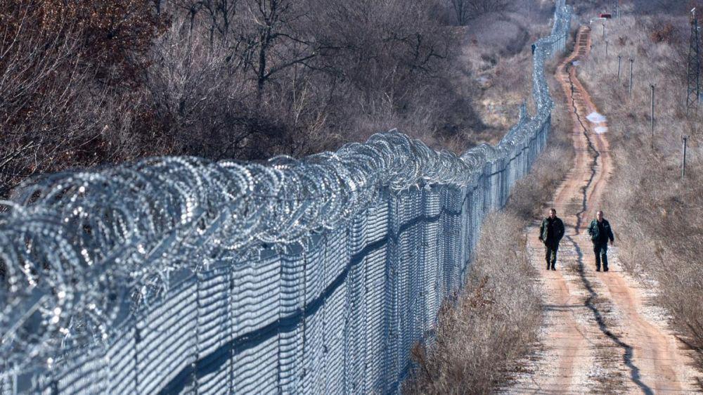 Pagar kawat berduri yang dibangun Bulgaria di perbatasan Bulgaria-Turki. twitter.com/Javed_Kayani