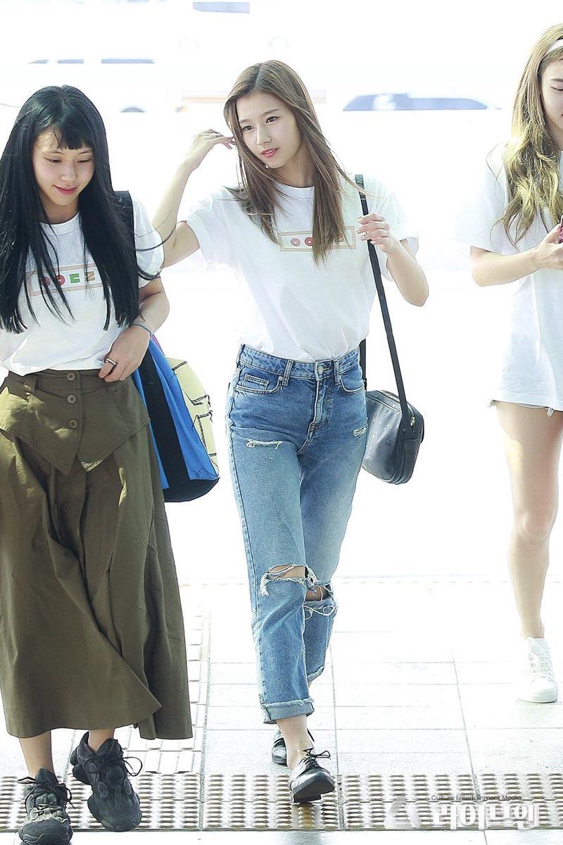Celana jeans Tsana Twice (twitter.com/12sana___Twice)
