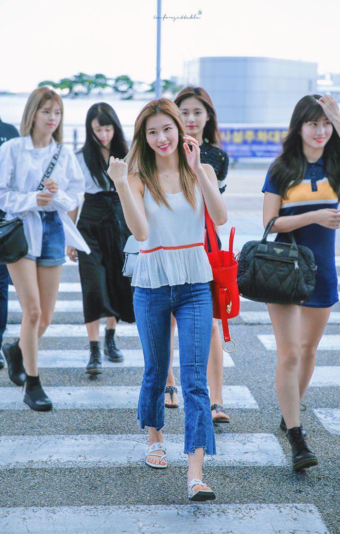 Celana jeans Sana Twice (twitter.com/sana_scv)