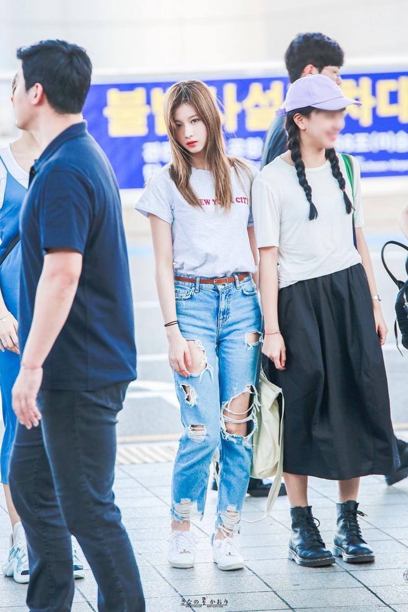 Celana jeans Sana Twice (twitter.com/omfgblinkonce)