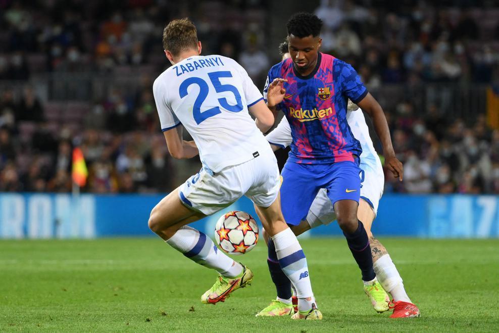 Ansu Fati berduel dengan bek Dynamo Kiev. (uefa.com)
