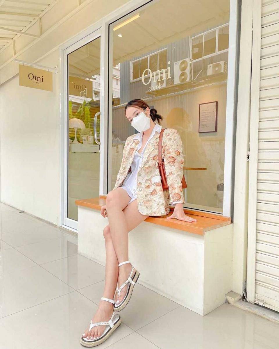 Outer ala Preaw Tussaneeya (instagram.com/preawwnp)