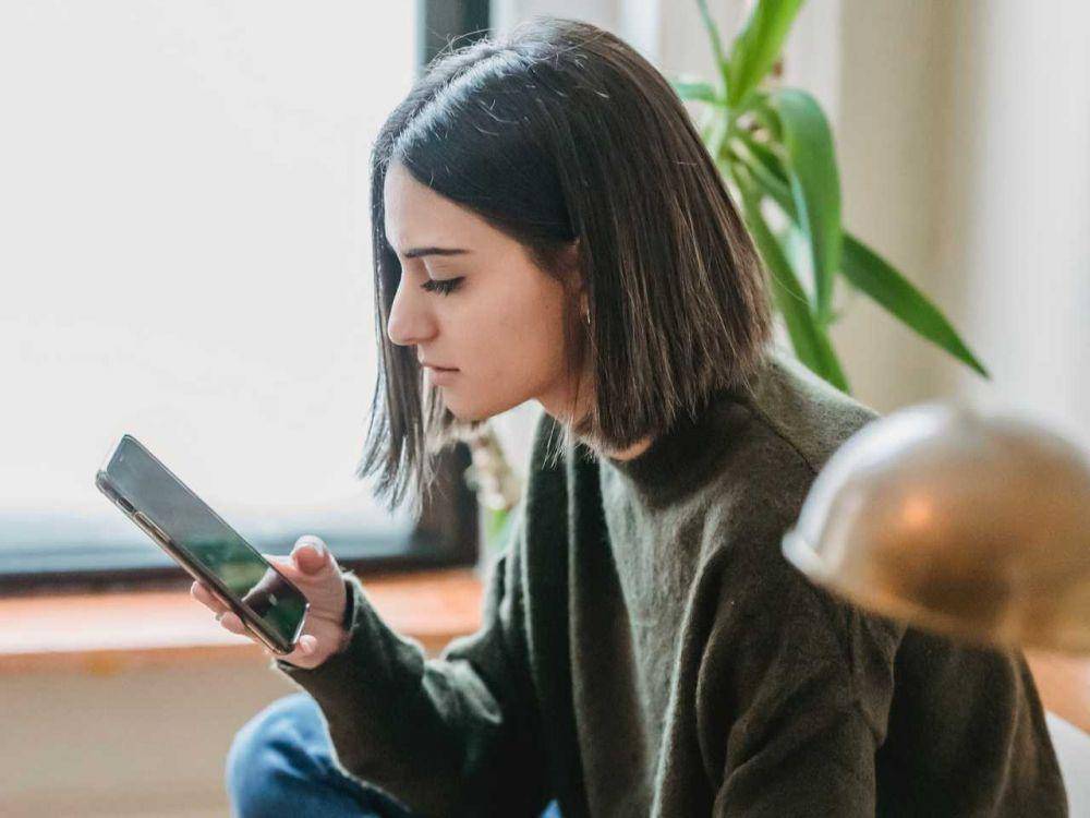 ilustrasi chatting dengan seseorang (pexels.com/Liza Summer)