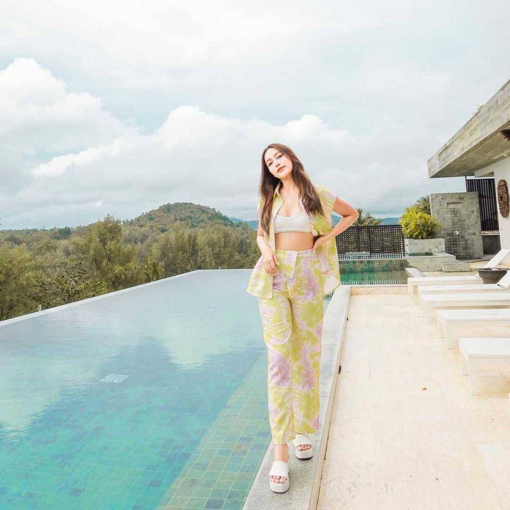 Outer ala Preaw Tussaneeya (instagram.com/preawwnp)