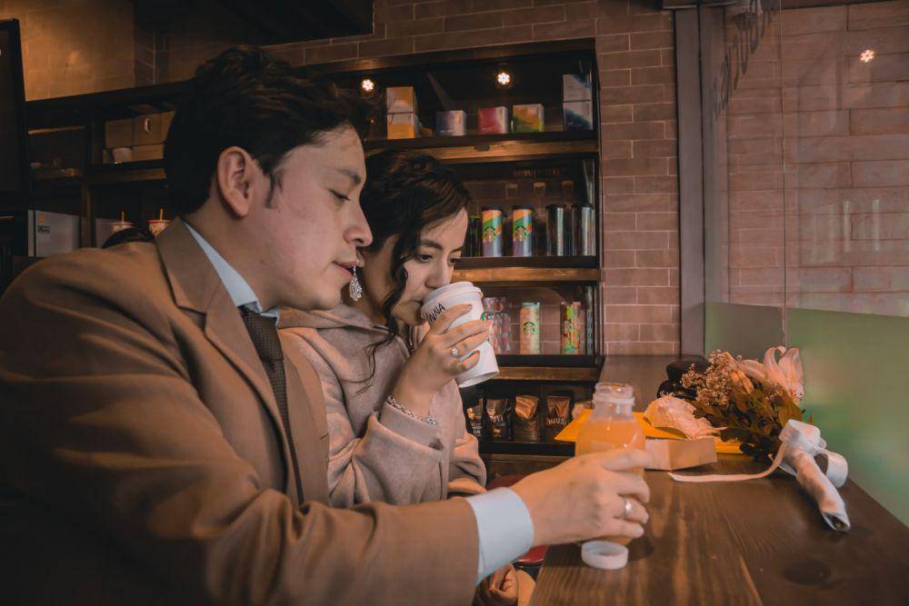 ilustrasi pasangan bertukar cerita di kafe (unsplash.com/GESPHOTOSS)