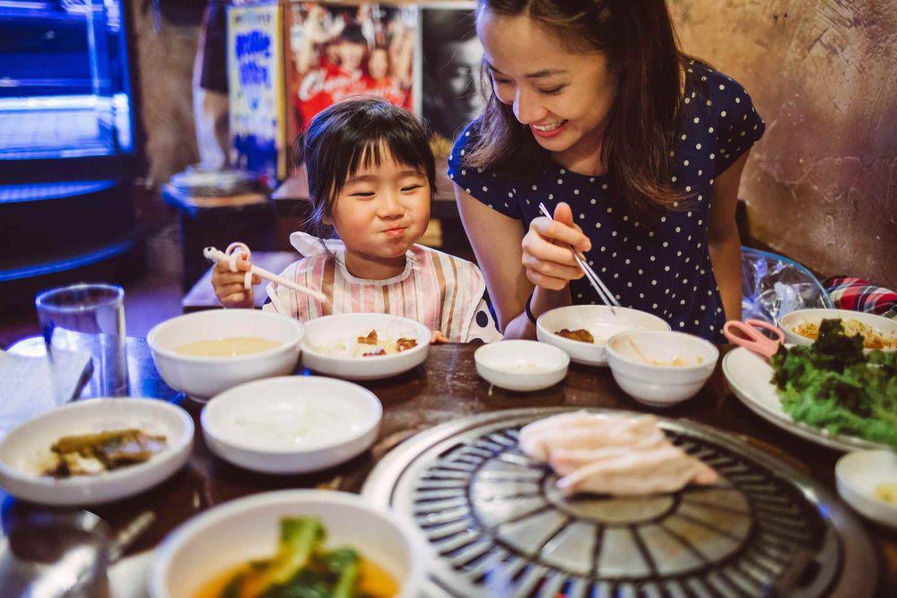 ilustrasi makan makanan Korea (thespruceeats.com)