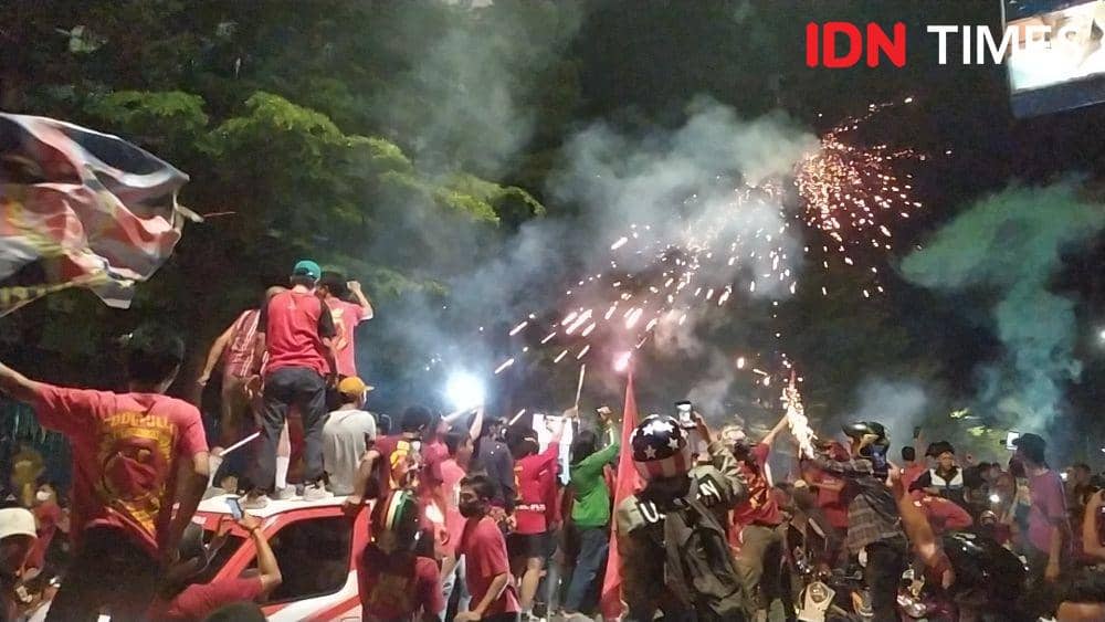 Ribuan suporter PSM Makassar memadati anjungan Pantai Losari. IDN Times/Sahrul Ramadan