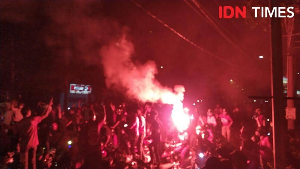 Ribuan suporter PSM Makassar memadati anjungan Pantai Losari. IDN Times/Sahrul Ramadan