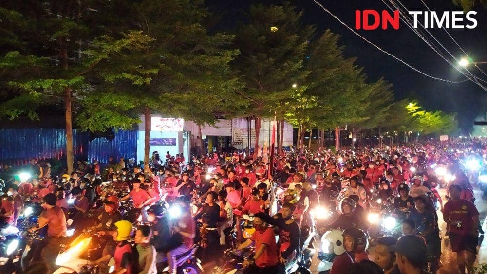 Rayakan HUT Ke-106 PSM Makassar, Ribuan Suporter Merahkan Losari