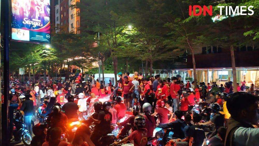 Ribuan suporter PSM Makassar memadati anjungan Pantai Losari. IDN Times/Sahrul Ramadan