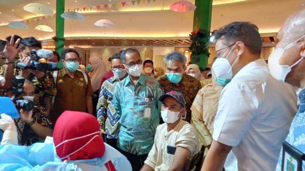 Menteri Kesehatan Budi Gunadi Sadikin (baju putih) meninjau vaksinasi massal di Trans Mall Makassar, Selasa (2/11/2021). IDN Times/Istimewa