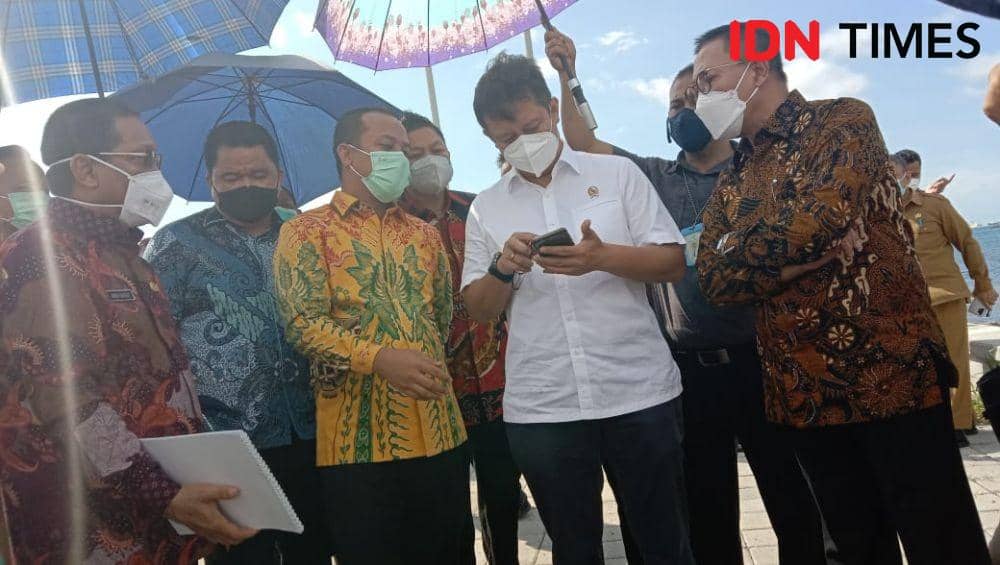 Menteri Kesehatan Budi Gunadi Sadikin (kanan) didampingi Plt Gubernur Sulsel Andi Sudirman Sulaiman (kiri) meninjau lokasi di kawasan CPI Makassar, Selasa (2/11/2021). IDN Times/Asrhawi Muin