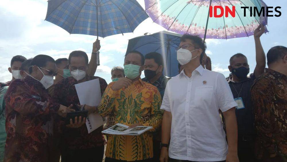 Menteri Kesehatan Budi Gunadi Sadikin (kanan) didampingi Plt Gubernur Sulsel Andi Sudirman Sulaiman (kiri) meninjau lokasi di kawasan CPI Makassar, Selasa (2/11/2021). IDN Times/Asrhawi Muin