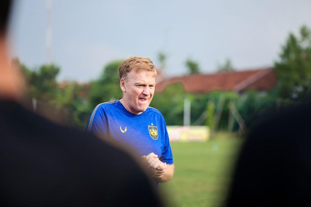 Pelatih kepala PSIS Semarang, Ian Andrew Gillan memimpin latihan pemain Laskar Mahesa Jenar. (dok. PSIS Semarang)