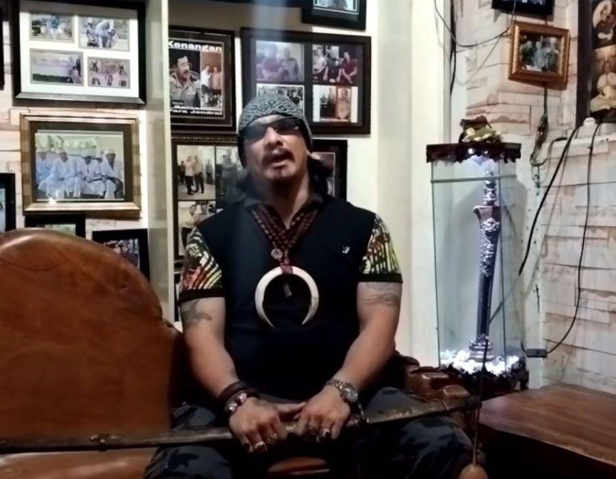 Jro Bima membawa senjata samurainya (youtube.com/ IsmayaJaya Kesatria KERIS Bali)