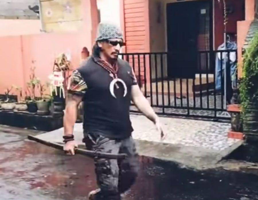 Jro Bima membawa senjata samurainya (youtube.com/ IsmayaJaya Kesatria KERIS Bali)