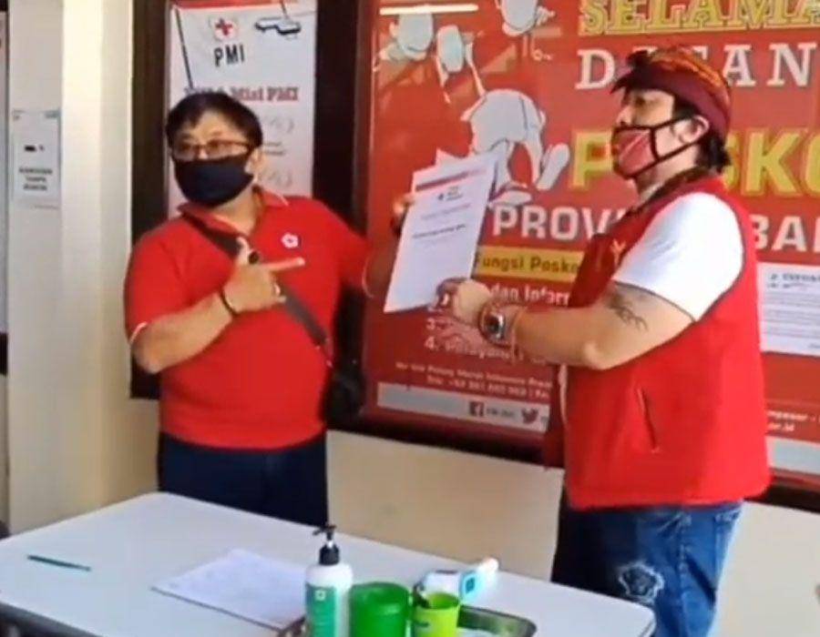 Jro Bima dalam suatu kegiatan donor darah. (youtube.com/IsmayaJaya Kesatria KERIS Bali)