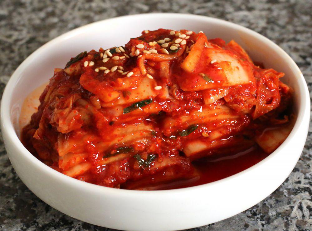 Kimchi adalah salah satu makanan fermentasi asal Korea yang popular (abuelaskitchen.com)