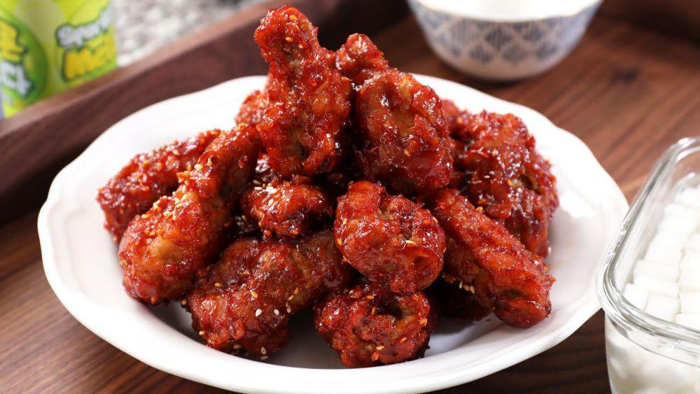 Ayam goreng tepung Korea yang dibaluri dengan saus pedas manis adalah salah satu contoh makanan Korea yang tinggi garam dan kalori (maangchi.com)