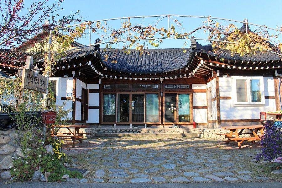 potret bagian depan dari Seorak Hanok Guesthouse Sokcho (seorakhouse.modoo.at)