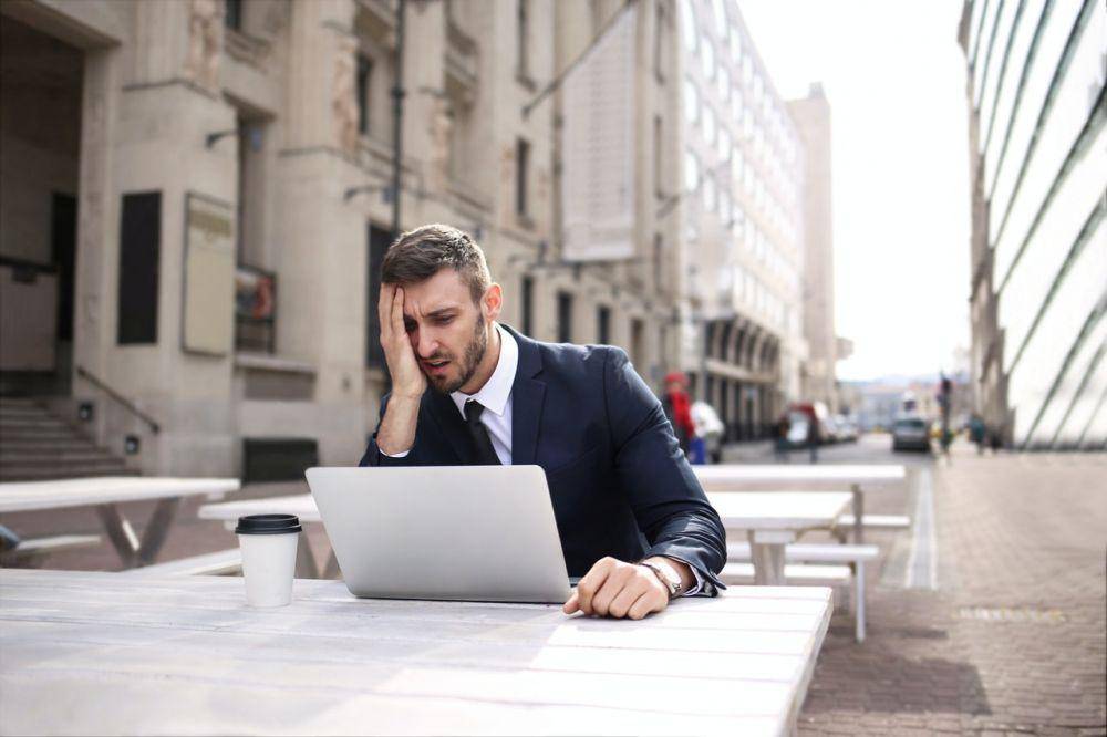 ilustrasi menatap laptop (pexels.com/Andrea Piacquadio)