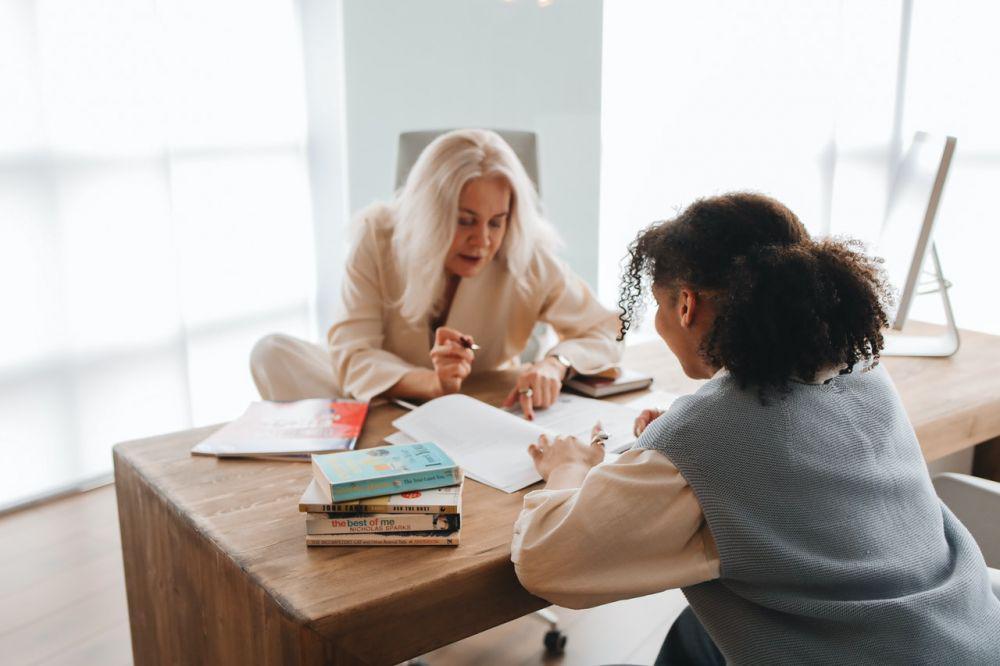belajar dengan guru (pexels.com/Polina Tankilevitch)
