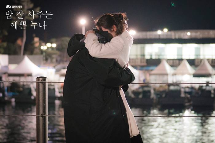 Jung Hae In dan Son Ye Jin di Seorak Wharf Breakwater Sokcho (jtbc.joins.com)