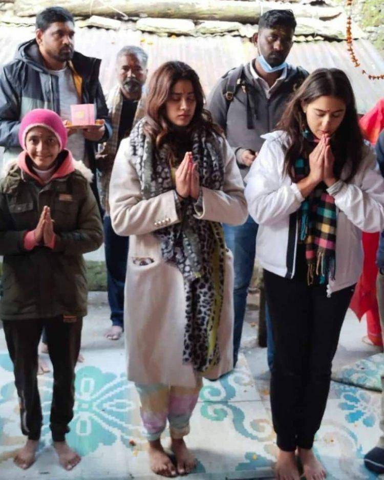 Sara Ali Khan dan Janhvi Kapoor (instagram.com/bollywoodgalaxy_))