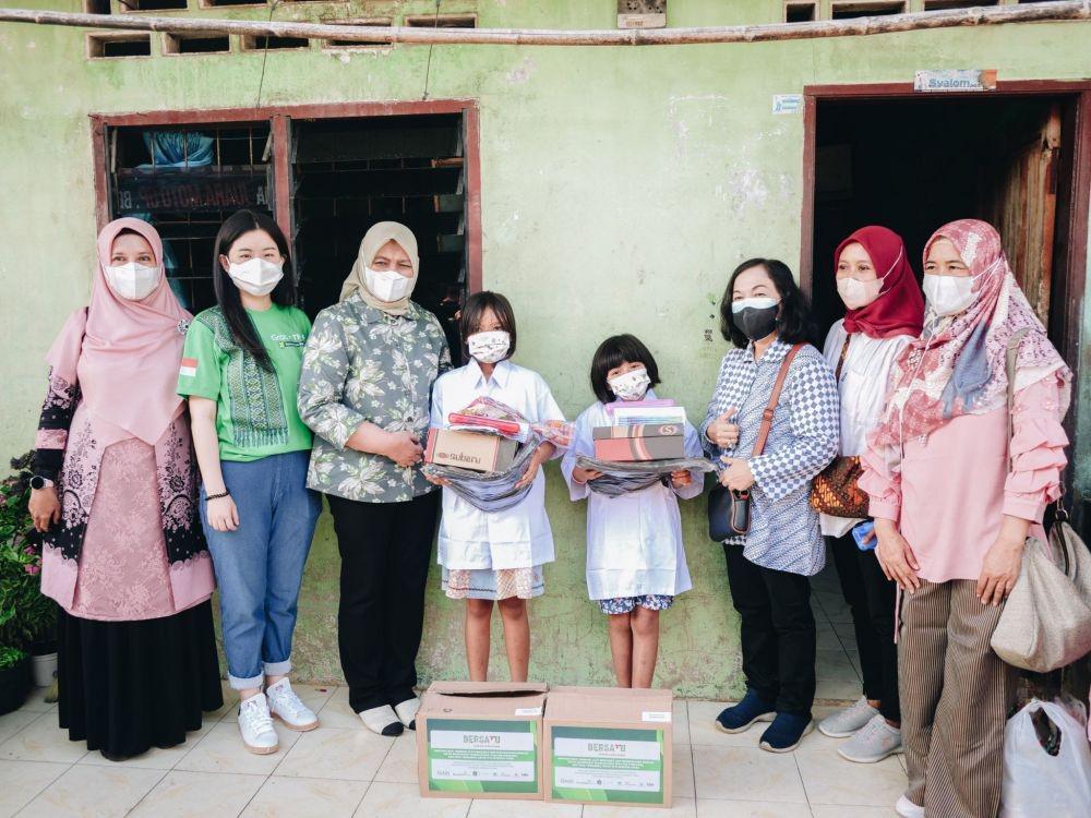 Ketua TP PKK Provinsi Sumatera Utara, Nawal Lubis bersama City Manager Medan, Grab Indonesia, Valenciah Dwitahlie tengah memberikan bantuan berupa paket sembako dan alat sekolah dari kampanye “BERSATU Untuk Indonesia” kepada anak-anak penyandang HIV/AIDS (ADHA) (Dok. IDN Times)