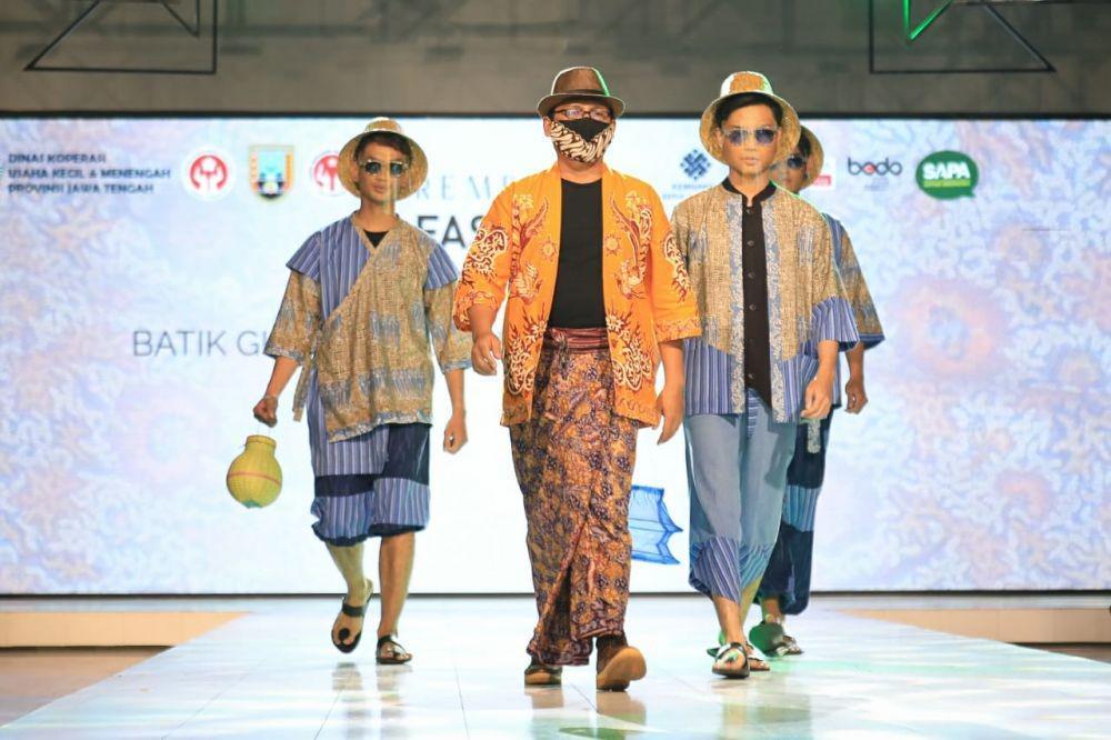 Peragaan busana pada peluncuran Batik Lasemku di BBPLK Provinsi Jawa Tengah, Selasa (2/11/2021). (dok. Humas Provinsi Jawa Tengah)