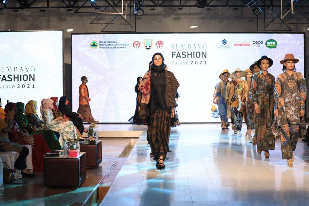 Peragaan busana pada peluncuran Batik Lasemku di BBPLK Provinsi Jawa Tengah, Selasa (2/11/2021). (dok. Humas Provinsi Jawa Tengah)