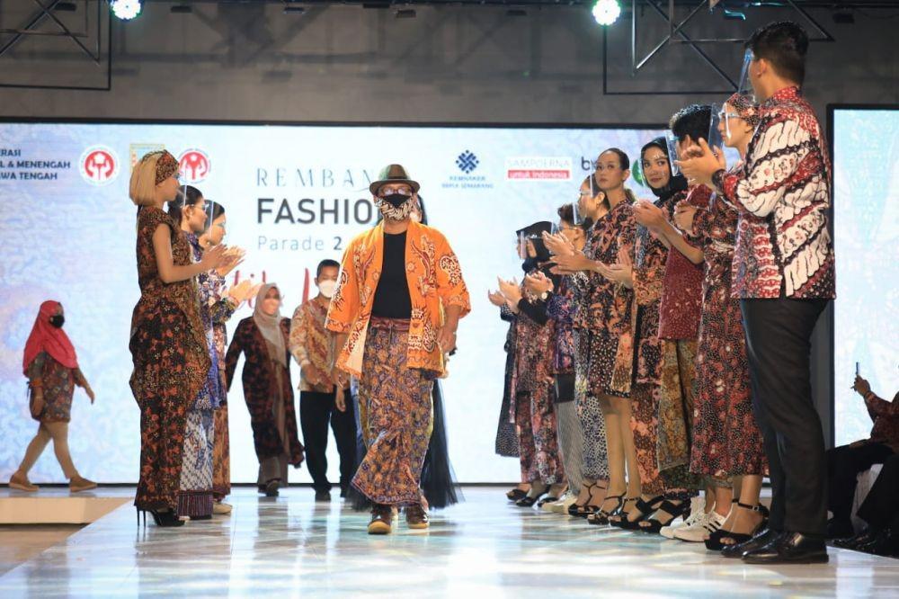 Peragaan busana pada peluncuran Batik Lasemku di BBPLK Provinsi Jawa Tengah, Selasa (2/11/2021). (dok. Humas Provinsi Jawa Tengah)
