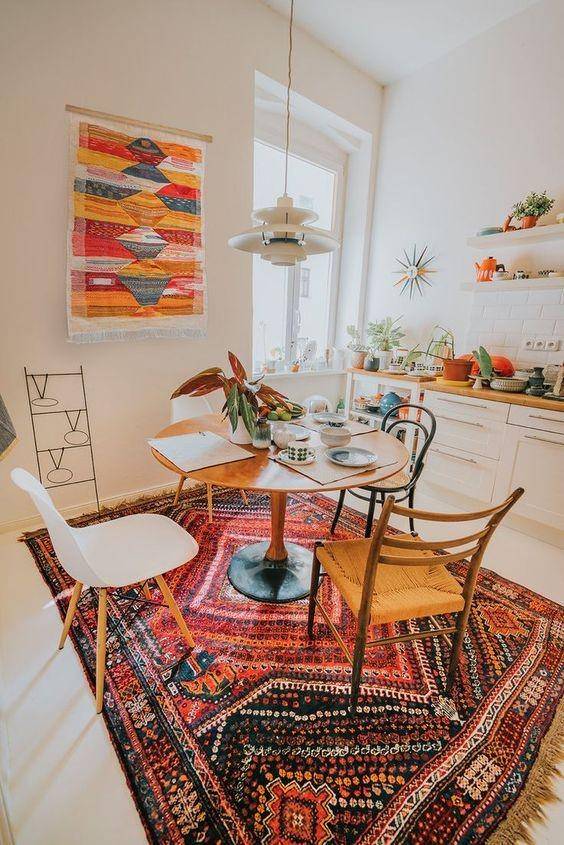 Ruang makan bergaya bohemian. (thegirlwiththegreensofa.com)
